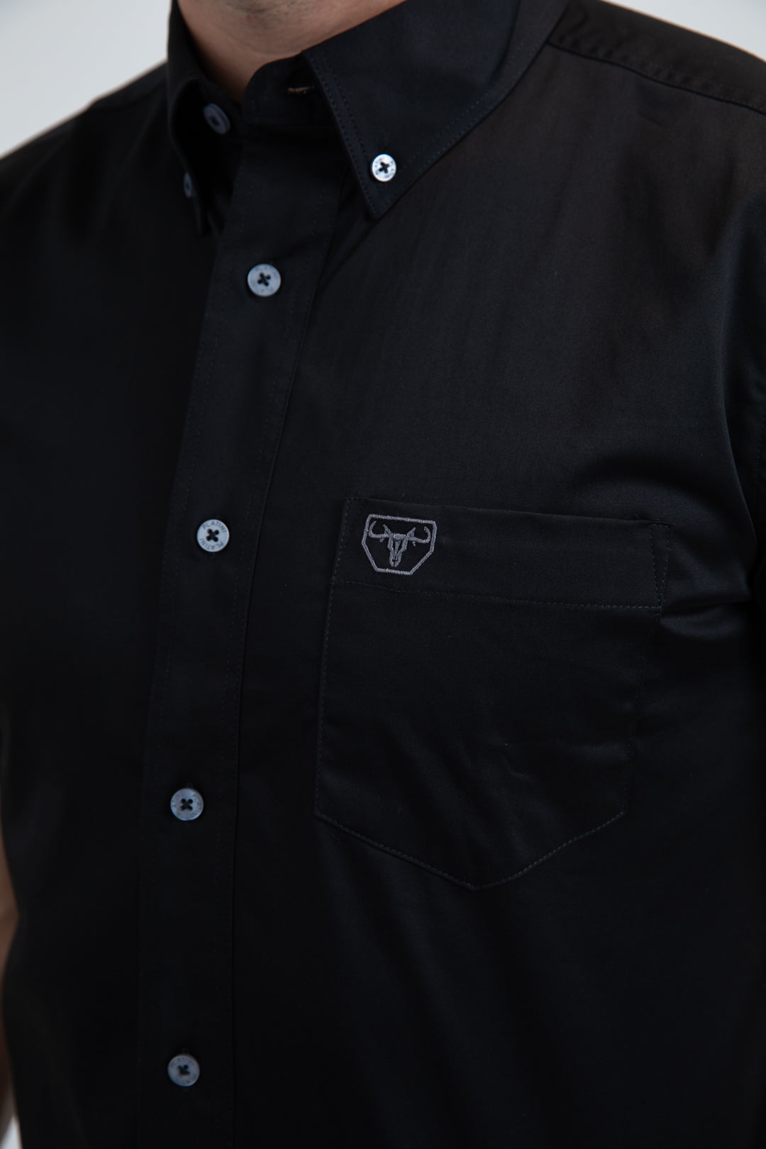 Men’s Single Pocket Logo Modern Fit Stretch Black Short Sleeve Shirt