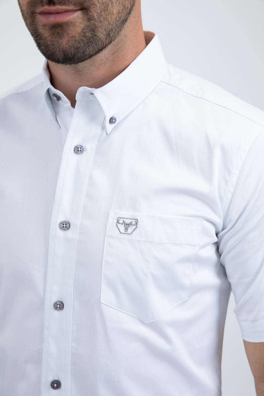 Men’s Single Pocket Logo Modern Fit Stretch White Short Sleeve Shirt
